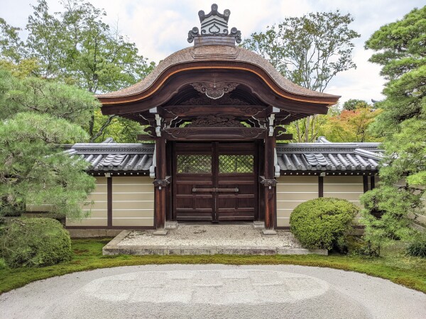 Eikan-do's 'imperial messenger gate', only ever used by a representative of the emperor. More symbolic than practical, the gate has remained closed for most of its life.